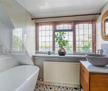 4 bedroom detached house to rent - Photo 2