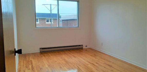 N-Rosemont Près Anjou/St.Léonard 4.5 au 2e Étage Triplex - Photo 2