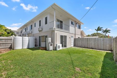 Spacious Townhouse with Large Courtyard - Photo 4