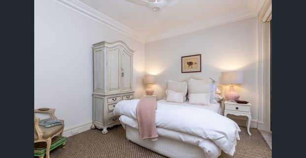 Villard – Designer Fully Furnished 2-Bedroom Apartment in the Heart of Potts Point - Photo 1