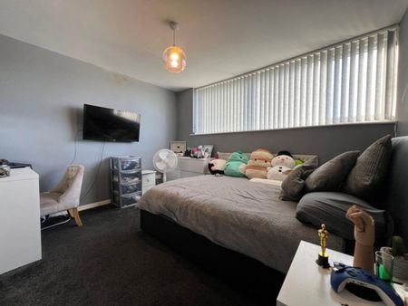 4 bedroom semi-detached house to rent - Photo 5