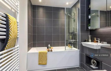 1 bedroom in a flat share to rent - Photo 5