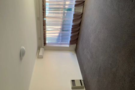 Beautiful tree lined streetscape, this spacious renovated second floor apartment - Photo 4