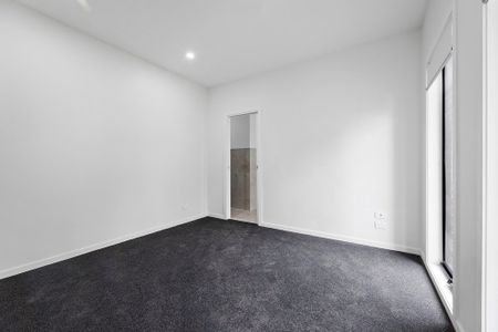 A SPACIOUS FAMILY RETREAT – TOWNHOUSE LIVING AT ITS BEST - Photo 2