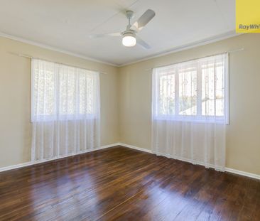 4 Bedrooms home Fully Fenced In Great Location With Air con - Photo 1