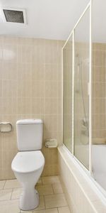 Spacious Two Bedroom, Two Bathroom Apartment - Photo 4