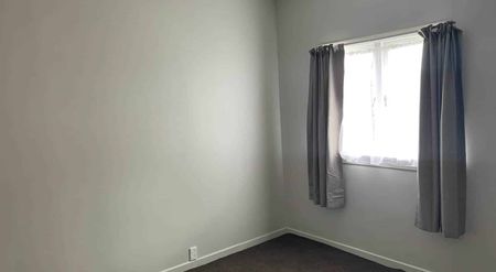 Spacious home, Mt Albert location $700.00 per week - Photo 2