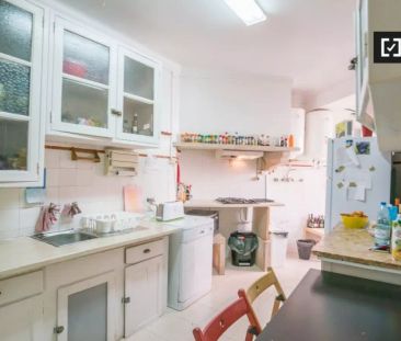 Room in a shared 7-bedroom apartment for rent in Lisbon, bills included. - Foto 4