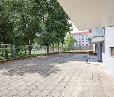 Hledáte prostorný byt, kde budete mít vše potřebné na dosah? Ocenít... - Fotografie 5