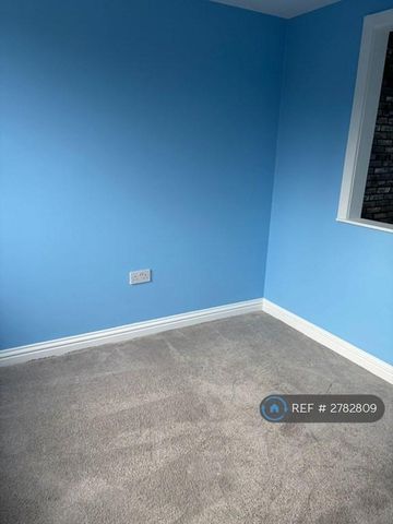 4 bedroom semi-detached house to rent - Photo 4