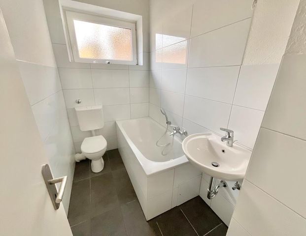 Renovierte 3-Zimmer-EG-Wohnung mit Tageslichtbad! - Foto 1