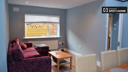 Room in shared 4-bedroom flat for rent in Whitehall, Dublin - Photo 3