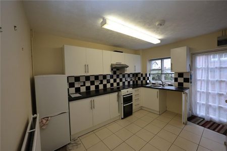 2 bedroom end of terrace house to rent - Photo 3