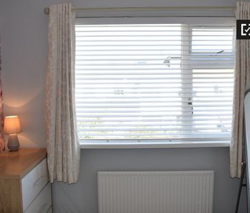 Bright room in 4-bedroom house in Riverston Abbey, Dublin - Photo 4