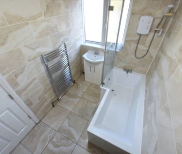 3 bedroom Flat in Lea Farm Drive, Leeds - Photo 1