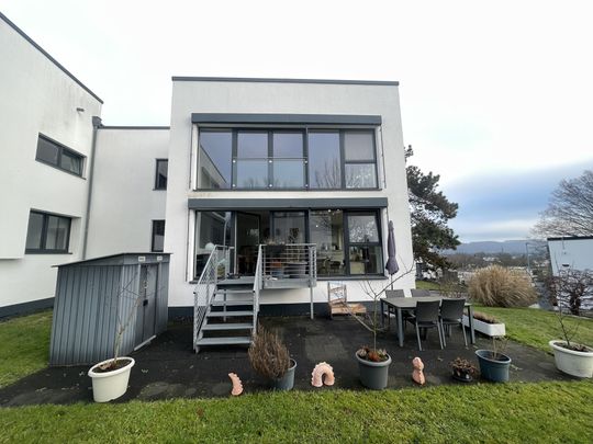 Perfektes Zuhause für Paare & junge Familien – stilvolle 3 Zimmer mit 98 qm, Terrasse & Carport - Photo 1