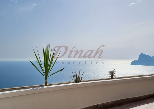 Exclusive flat with stunning terrace and spectacular sea views.