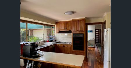 STUNNING FAMILY HOME IN PERFECT LOCATION - Photo 5