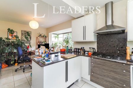 3 bedroom semi-detached house to rent - Photo 2