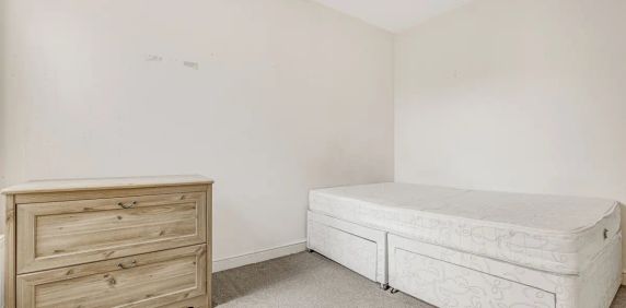 2 bedroom flat in London - Photo 2