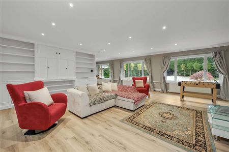 A recently refurbished four bedroom house on the prestigious Wentworth Estate. - Photo 3