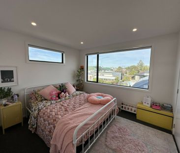 A stylish and sunny townhouse! - Photo 2