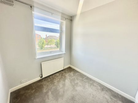Eastern Avenue, Ilford, IG2 - Photo 4
