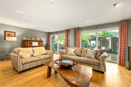 Set within a sought-after residential cul-de-sac, this impressive family home offers beautifully presented and versatile accommodation arranged over three floors. - Photo 3