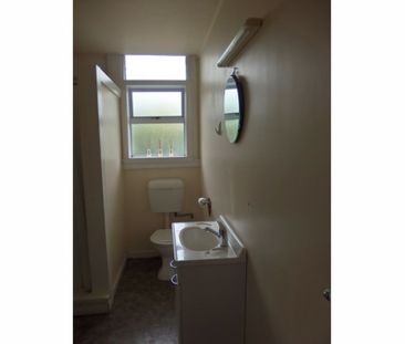 2 bedroom Flat - Photo 3