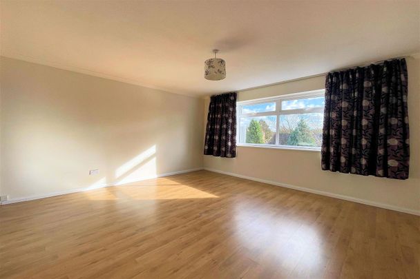 Knowle Gardens, West Byfleet, Surrey, KT14 6EL - Photo 1