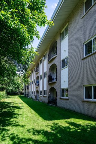 Three Bedroom Apartment - Photo 2