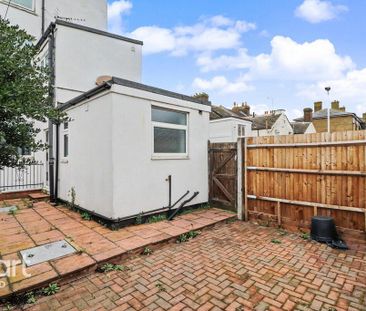 1 bedroom in a house share to rent - Photo 6