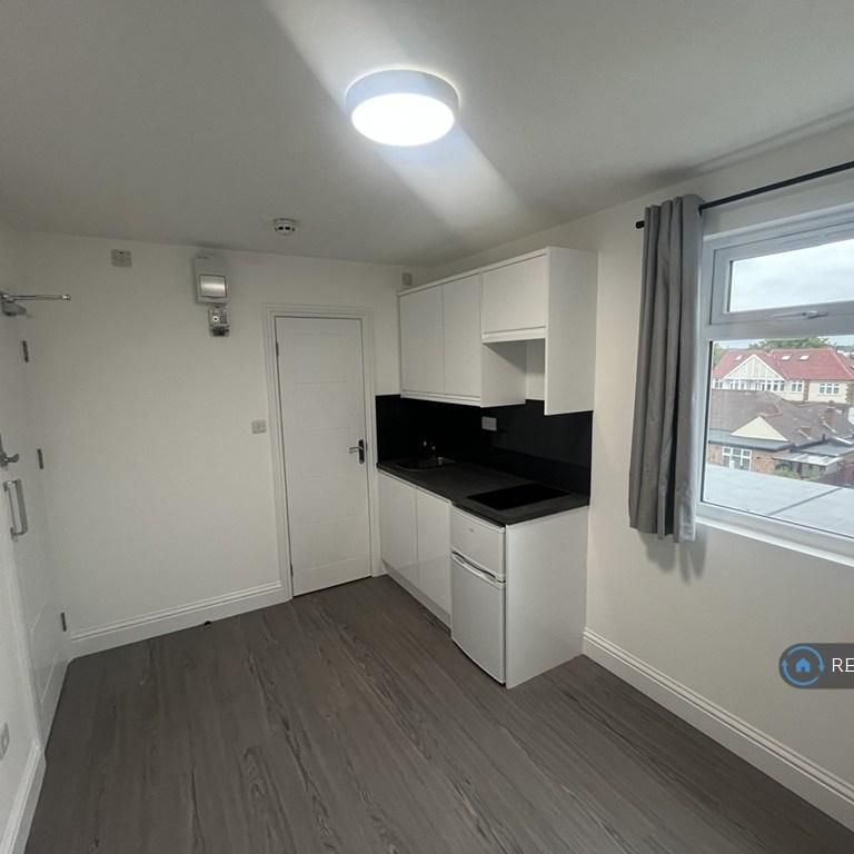 Studio to rent - Photo 1