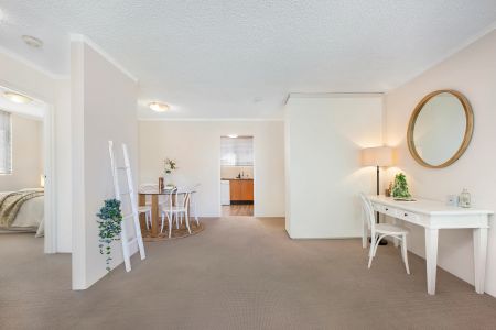 Relaxed Bayside Living with Water Views in the Heart of Chiswick - Photo 2