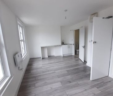 Studio Flat, Sandhurst Road, SE6 - Photo 2