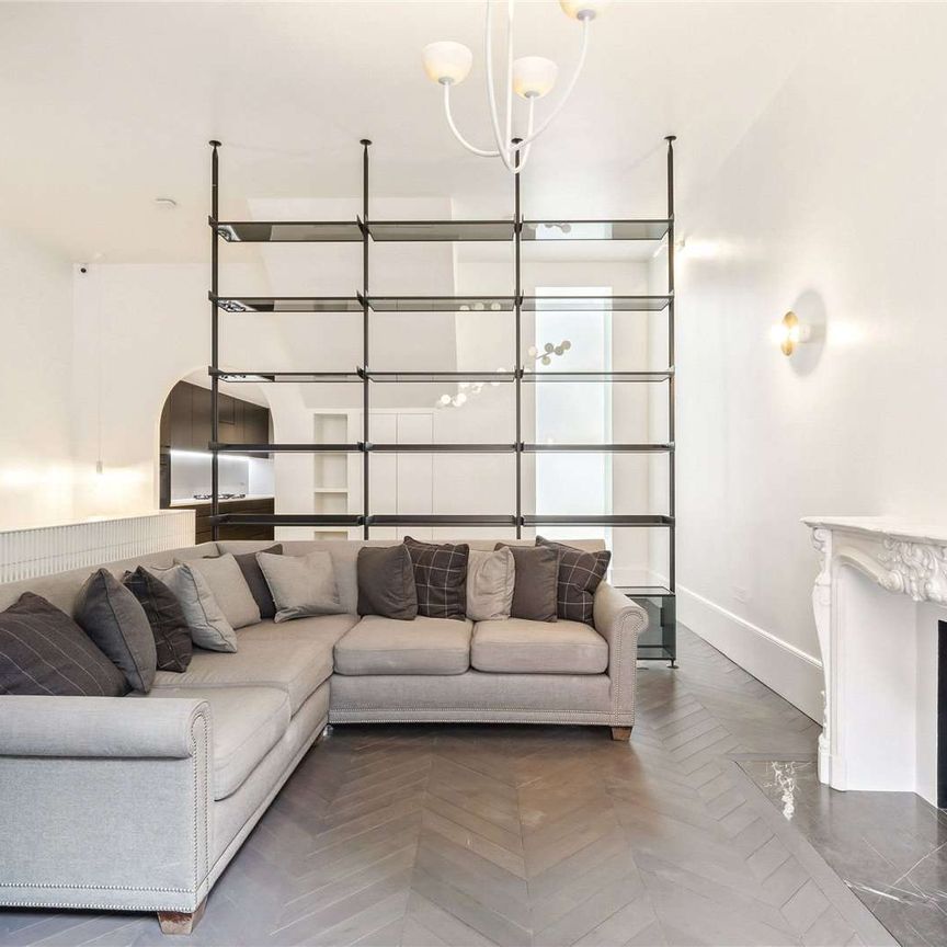 Nestled on a serene, cobblestone mews, this beautifully refurbished three-bedroom house has been meticulously updated to the highest standards throughout. - Photo 1