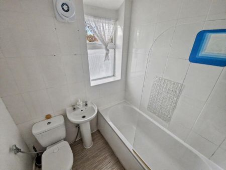 2 bedroom semi-detached house to rent - Photo 3