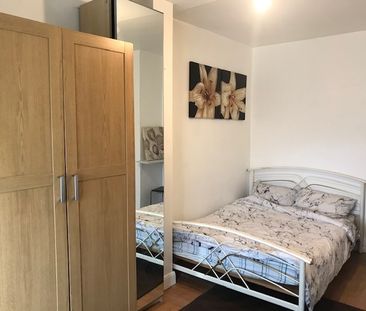 Room in a Shared House, North Circular Road, NW10 - Photo 1