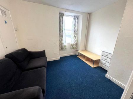 4 bedroom flat to rent - Photo 2