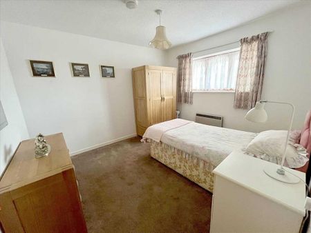 1 bedroom retirement property to rent - Photo 2