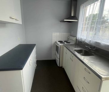 Front unit - 2 Bed 1 Bath - Ready for its new tenants! - Photo 3