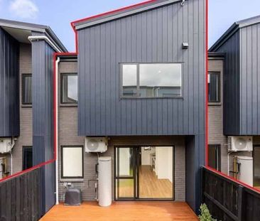 Modern 3 Bedroom Townhouse in Flat Bush - Photo 2