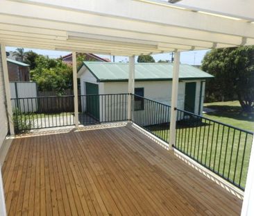 Great location, Freshly painted through out family home. - Photo 2