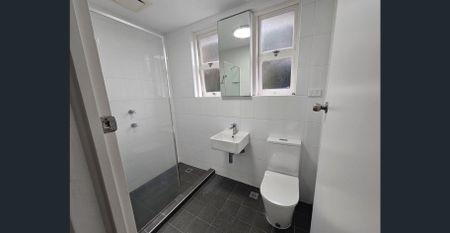 Rockdale - Newly painted 2BR unit, easy walk to shops and trains - Photo 5