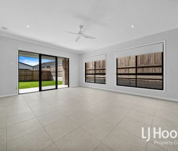 STYLISH & FUNCTIONAL - 2 x LIVING ZONES - WALK TO SOUTH ROCK STATE ... - Photo 2