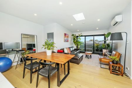 THIRD FLOOR APARTMENT IN CENTRAL LOCATION - Photo 2