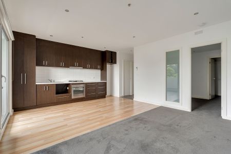 Charming 1-Bedroom Apartment - Photo 5