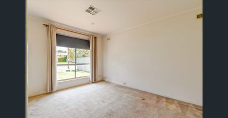 Spacious 3-Bedroom Home with Large Backyard! - Photo 4