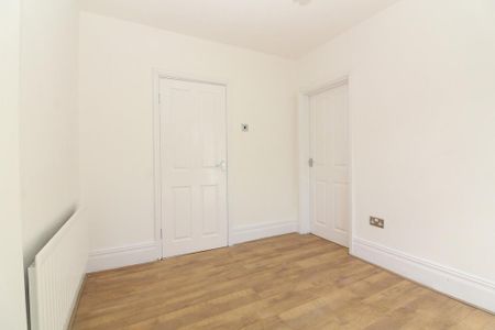 2 bedroom semi-detached house to rent - Photo 5