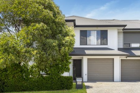 Modern living townhouse with close proximity to schools and public transport - Photo 2